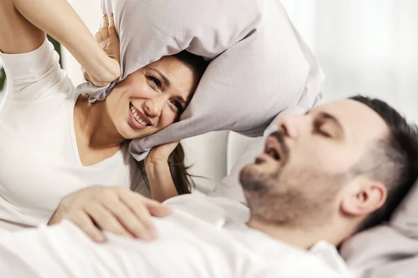Woman Pillow Covering Her Ears Because Her Husband Snoring — Stock Photo, Image