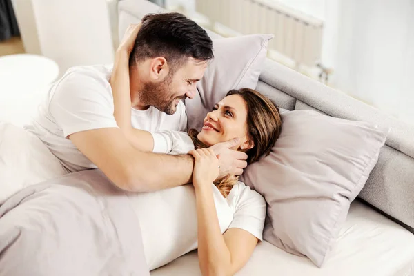 Ein Glückliches Paar Wacht Bett Auf Und Hat Romantische Momente — Stockfoto