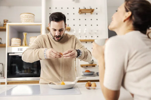 Seorang Pria Dapur Menyiapkan Telur Sisi Cerah Untuk Istrinya Rumah — Stok Foto
