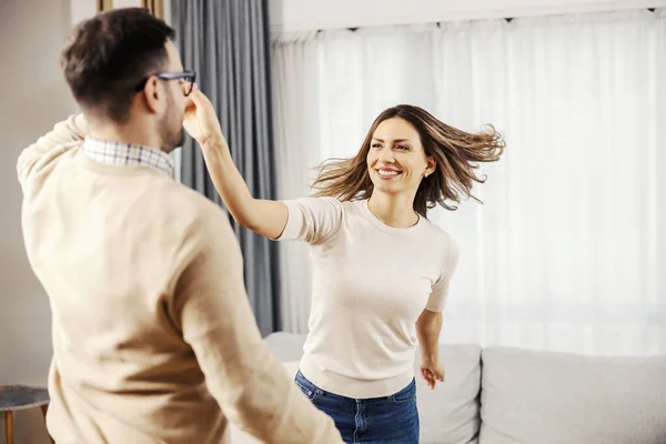 Uma Mulher Alegre Dançando Com Seu Marido Seu Novo Apartamento — Fotografia de Stock