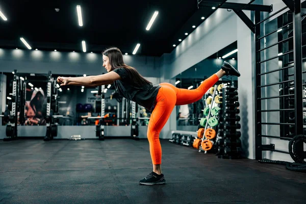 Sportowa Kobieta Balansuje Jednej Nodze Siłowni — Zdjęcie stockowe