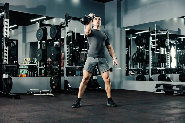 Fisiculturista Forte Levantando Kettle Bell Com Braço Ginásio Exercícios Musculação — Fotografia de Stock