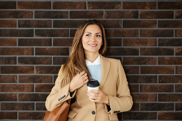 Kvinna Rock Som Står Gatan Och Håller Hämtkaffe Glad Ung — Stockfoto