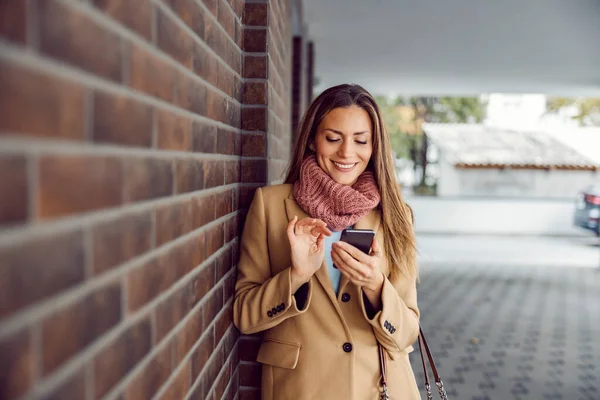 Online Randění Moderní Době Mladá Šťastná Žena Teplém Oblečení Opírající — Stock fotografie