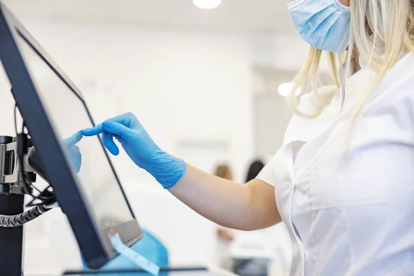 现代实验室里的新机器 血样分析仪 血样分析仪站在血样分析仪或血样分析仪旁边并对其进行编程的护士 — 图库照片