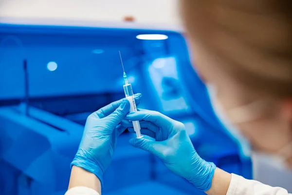Vaccin Och Immunisering Covid Närbild Läkare Med Sterila Handskar Som — Stockfoto