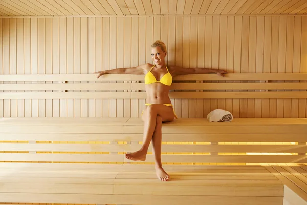 Wellness Health Life Spa Счастливая Блондинка Бикини Сидит Скамейке Горячей — стоковое фото