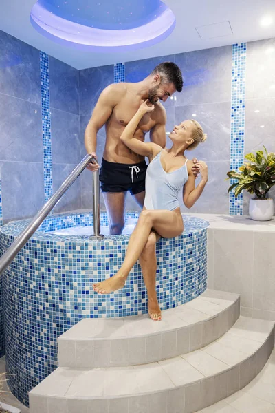 Spa Wellness Romantika Koncepció Egy Boldog Romantikus Házaspár Fürdőruhában Ölelkezve — Stock Fotó