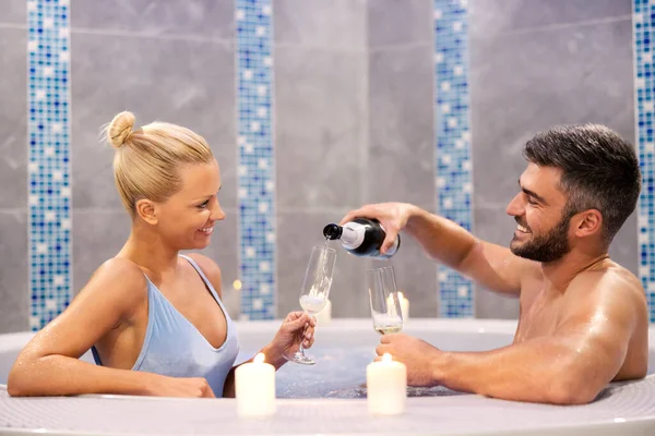 Egy Romantikus Pár Pezsgőt Iszik Pezsgőfürdőben Egy Boldog Férj Pezsgőt — Stock Fotó