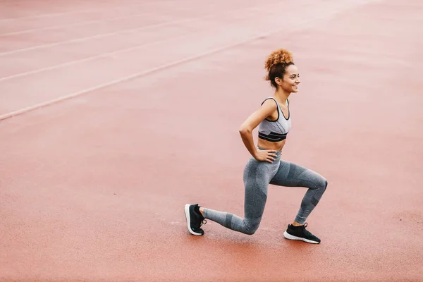 Una Deportista Forma Con Hábitos Saludables Está Haciendo Embestidas Estadio — Foto de Stock