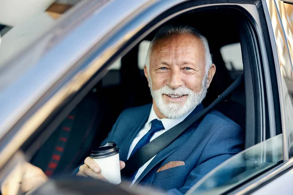 Старый Бизнесмен Водит Машину Счастливый Старший Бизнесмен Сидит Своей Машине — стоковое фото