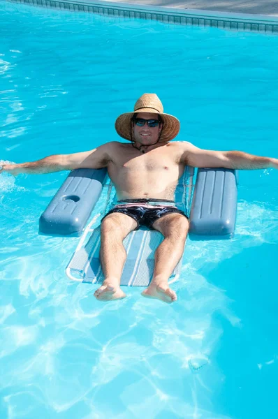 Homem Bonito Jovem Que Flutua Uma Piscina — Fotografia de Stock