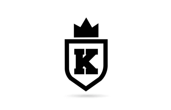 シールドとキングクラウンデザインの黒と白のKアルファベット文字のロゴアイコン ビジネスと会社のための創造的なテンプレート — ストックベクタ