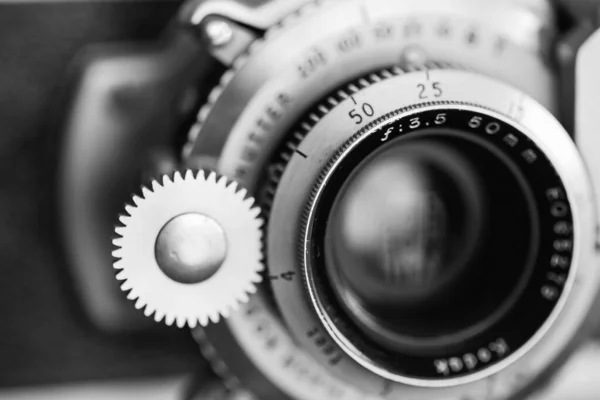 老式摄影胶卷相机与镜头 近距离宏观拍摄 古董设备 — 图库照片