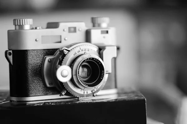Ασπρόμαυρη Παλιά Φωτογραφική Μηχανή Φακό Βιβλίο Κοντινό Πλάνο Εξοπλισμός Αντίκας — Φωτογραφία Αρχείου
