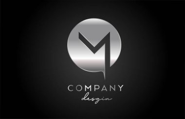 Çember dizaynlı M gümüş gri alfabe harfi simgesi. İş için metal yaratıcı şablon