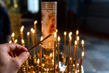 Rus Ortodoks katedralinde mumlar ve arka planda ikonlar. El Koyma Mumu.