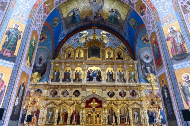 Rus Ortodoks katedralindeki ikonlarla iç içe. Valaam Manastırı.