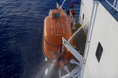 İtfaiyeci. İtfaiye ekipmanları. Yangın tatbikatı. İtfaiyeci kıyafetleri ve solunum cihazlarıyla denizci..