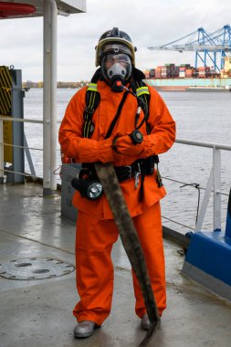 İtfaiyeci. İtfaiye ekipmanları. Yangın tatbikatı. İtfaiyeci kıyafetleri ve solunum cihazlarıyla denizci..