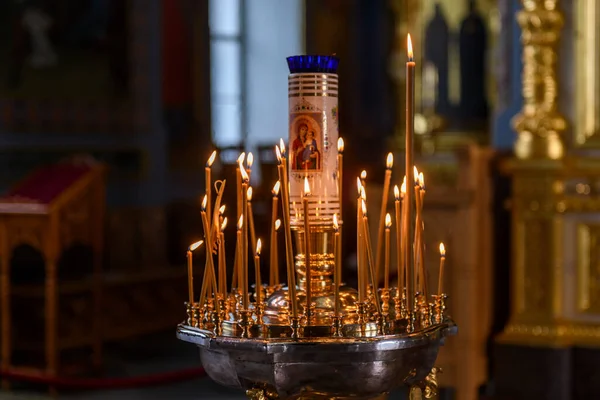 Εκκλησιαστικά Κεριά Στο Φόντο Των Εικόνων Στο Ρωσικό Ορθόδοξο Καθεδρικό — Φωτογραφία Αρχείου