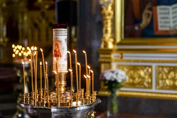 Εκκλησιαστικά Κεριά Στο Φόντο Των Εικόνων Στο Ρωσικό Ορθόδοξο Καθεδρικό — Φωτογραφία Αρχείου