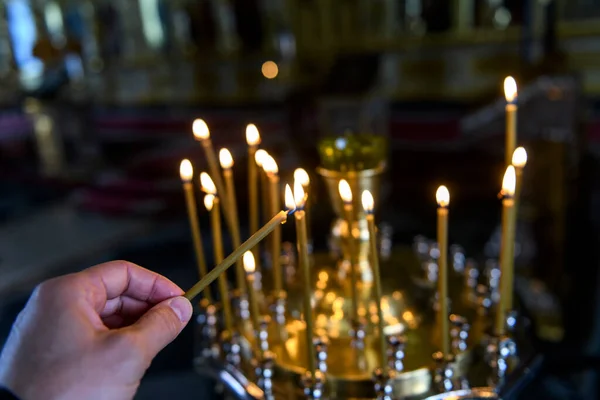 Świece Rosyjskiej Katedrze Prawosławnej Ikonami Tle Ręczne Wkładanie Świec — Zdjęcie stockowe