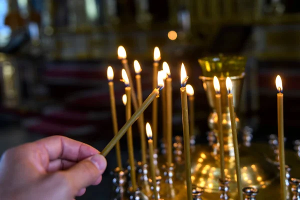 Świece Rosyjskiej Katedrze Prawosławnej Ikonami Tle Ręczne Wkładanie Świec — Zdjęcie stockowe