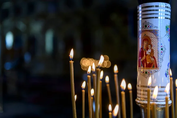 Świece Kościelne Tle Ikon Rosyjskiej Katedrze Prawosławnej — Zdjęcie stockowe