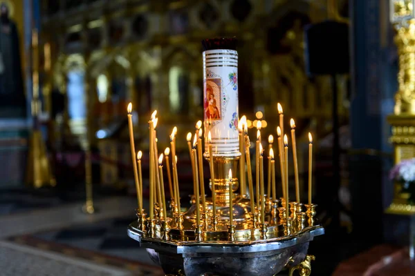 Świece Kościelne Tle Ikon Rosyjskiej Katedrze Prawosławnej — Zdjęcie stockowe