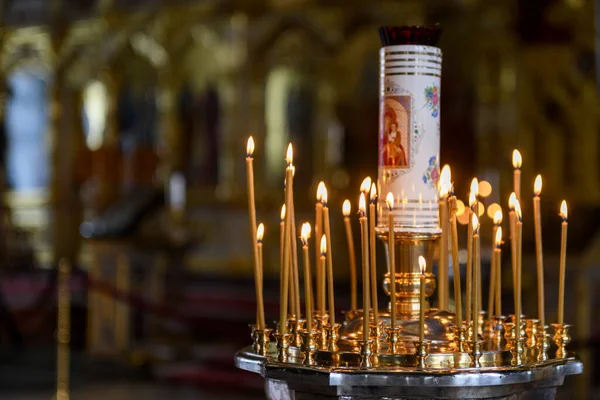 Świece Kościelne Tle Ikon Rosyjskiej Katedrze Prawosławnej — Zdjęcie stockowe