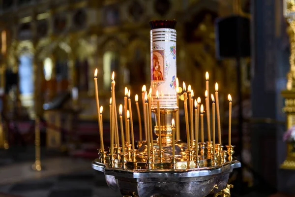 Świece Kościelne Tle Ikon Rosyjskiej Katedrze Prawosławnej — Zdjęcie stockowe