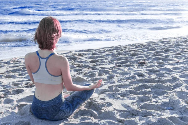 Yogi Young Woman Practicing Yoga Beach — Stock Photo, Image