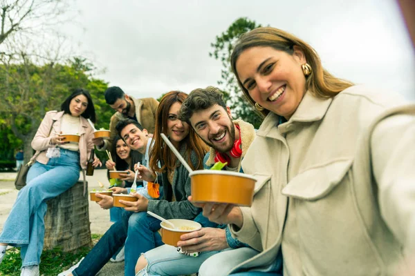 Młodzi Ludzie Jedzący Selfie Zabierają Jedzenie Parku Miejskiego — Zdjęcie stockowe