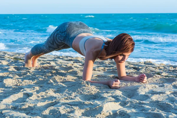 Una Joven Bonita Chica Embarazada Con Ropa Deportiva Está Haciendo Yoga  Haciendo Asana En El Mat