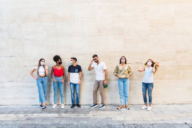 Corona virüsünün yayılmasını önlemek için maske takan arkadaşlar - Coronavirus salgını sırasında genç insanların portresi - Sağlık hizmetleri insanları ve gençlerin çok ırklı yaşam tarzı arkadaşlık kavramı