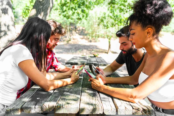 Grupa Przyjaciół Oglądających Inteligentne Telefony Komórkowe Uzależnienie Nastolatków Nowych Trendów — Zdjęcie stockowe