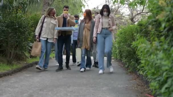 Kaukasische Vrienden Groep Wandelen Met Levering Voedsel Het Park Dragen — Stockvideo