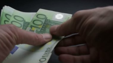 Macro birçok Avrupa banknotları - nakit para banknotları - finans ve iş konsepti. Para birimi 100 euro - Avrupa iş ekonomisi - Kamera masa üzerinde seyahat ediyor.