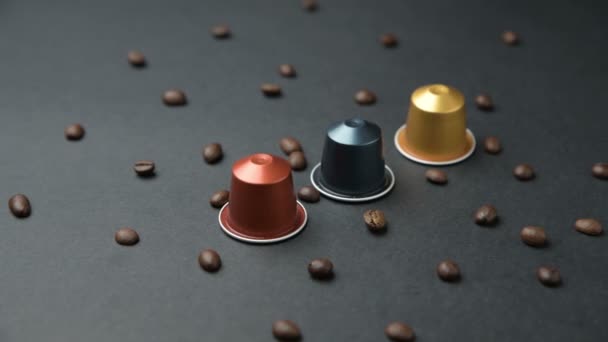 Kamera Kahve Çekirdekleri Renkli Kahve Kapsülleri Kahve Torbasıyla Masanın Üzerinde — Stok video