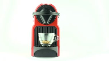 Gela, İtalya 29.11.2019: Kahve makinesiyle cam şeffaf fincana kahve yapma süreci - kahve makinesi kapsülünden çıkan espresso kahvesi.