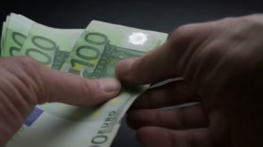 Makro 'da bir çok Avrupa banknotları - nakit para banknotları - finans ve iş konsepti - 100 avro - Avrupa iş ekonomisi - kamera masadan geçiyor.