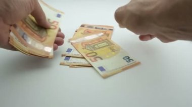 Macro bir sürü Avrupa banknotu- nakit para banknotları. Finans ve yatırım konsepti - yakın çekim - 100 avroluk döviz değişimi - Avrupa 'nın zengin iş ekonomisi. Kamera masanın üzerinde gezer.