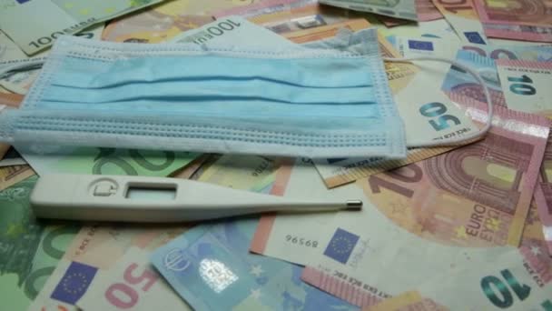 Maski Medyczne Pieniądze Czarnym Tle Banknoty Euro Chirurgiczne Maski Twarzy — Wideo stockowe