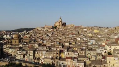 İtalya, Sicilya 'daki Piazza Armerina Katedrali - Piazza Armerina Eski şehir manzarası Eski kasaba panoramik manzara 