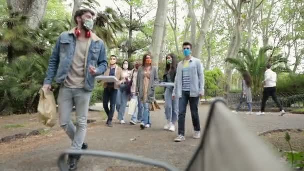 Grupo Amigos Caminando Con Comida Domicilio Parque Con Máscara Facial — Vídeos de Stock
