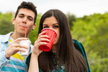 Mutlu genç çift, içki dağıtırken eğleniyor