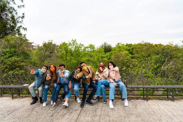 Giovani Che Indossano Maschera Viso Epidemia Virus Corona Amici Gruppo — Foto Stock