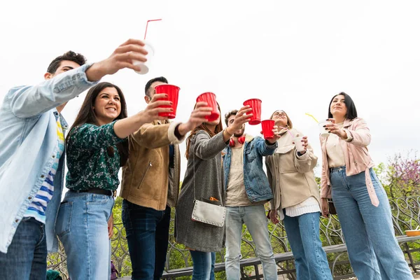 Feliz Diversos Jóvenes Que Divierten Entrega Bebidas —  Fotos de Stock