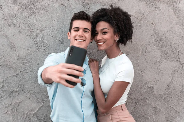Młoda Romantyczna Para Robi Sobie Selfie Objęciu Zabawy Mieście Szaleńczo — Zdjęcie stockowe
